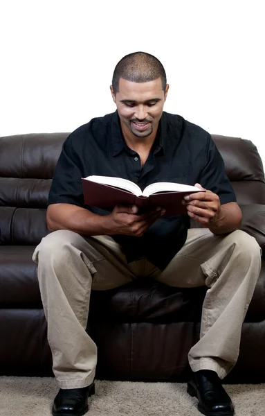 Uomo che legge un libro — Foto Stock