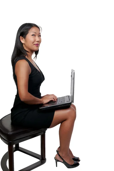 Mulher usando laptop — Fotografia de Stock