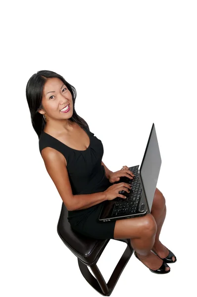 Mujer usando portátil — Foto de Stock