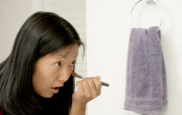 Woman Applying Makeup — Stock Photo, Image