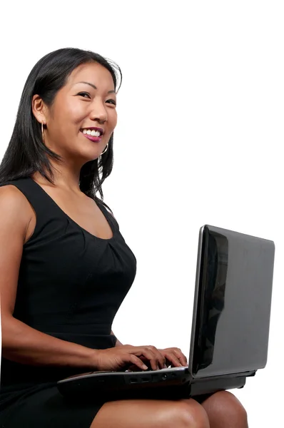 Frau benutzt Laptop — Stockfoto