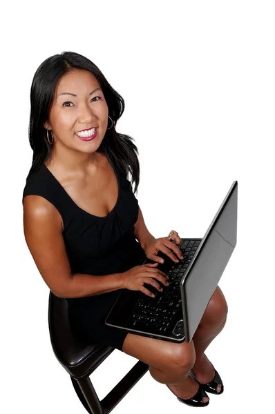 Γυναίκα που χρησιμοποιεί φορητό υπολογιστή — Φωτογραφία Αρχείου
