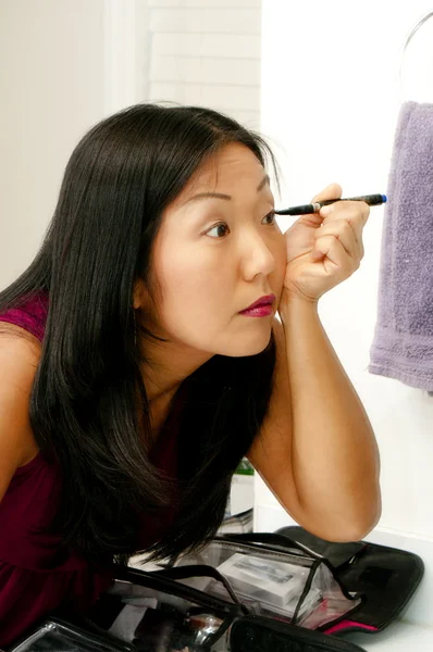 Vrouw toepassing van make-up — Stockfoto