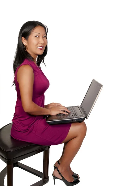 Mulher usando laptop — Fotografia de Stock
