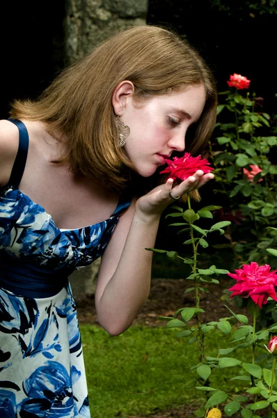 Adolescente sentant une rose — Photo