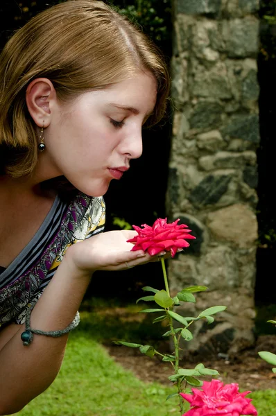 Adolescente chica oliendo una rosa —  Fotos de Stock