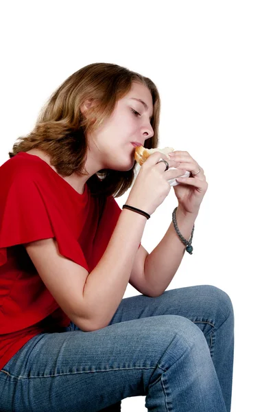 Adolescente con aparatos ortopédicos comiendo un sándwich — Foto de Stock