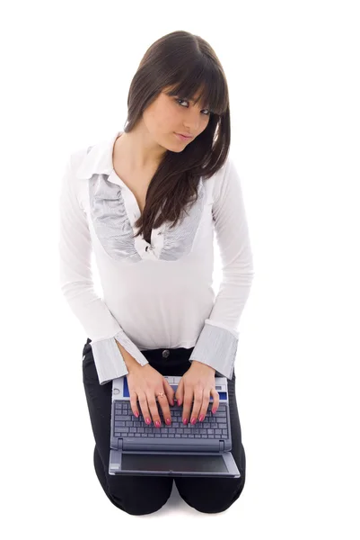 Κορίτσι με το laptop πάνω από λευκό — Φωτογραφία Αρχείου
