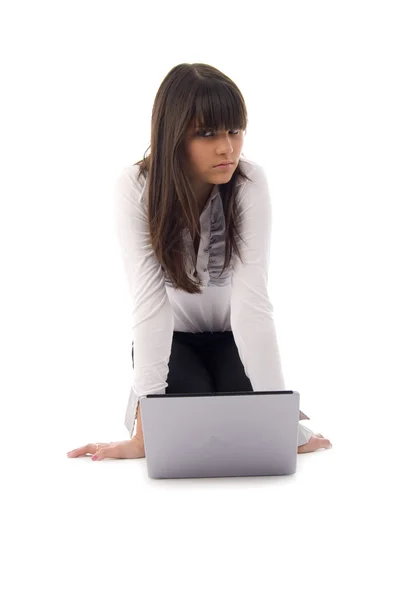Meisje werkt met het oogmerk laptop — Stockfoto