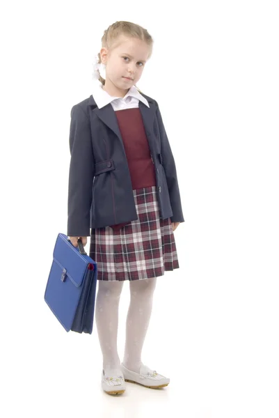 Маленькая школьница со школьной сумкой — стоковое фото