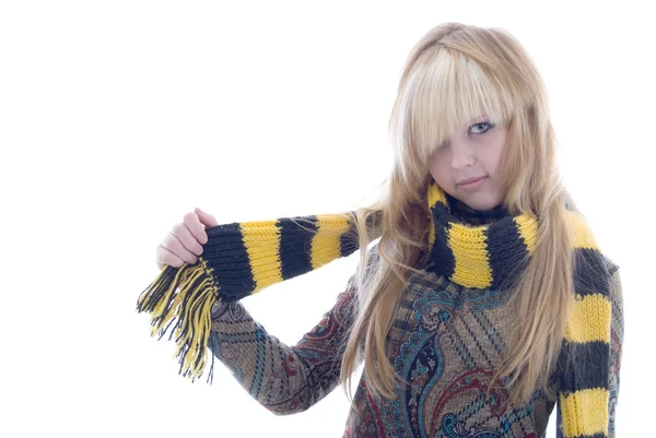 Blond meisje in zwarte gele sjaal — Stockfoto