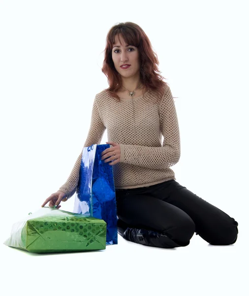 두 개의 가방으로 앉아있는 여자 — 스톡 사진
