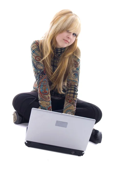 Sittande flicka med bärbar dator — Stockfoto