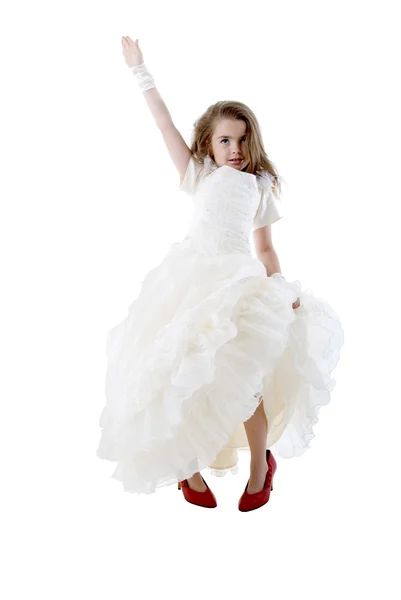 Kleine meisje bruid in grote rode schoenen. — Stockfoto