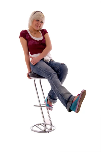 Szórakoztató ülő szőke lány. — Stock Fotó