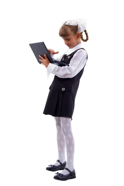 Kleine schollgirl met laptop. — Stockfoto