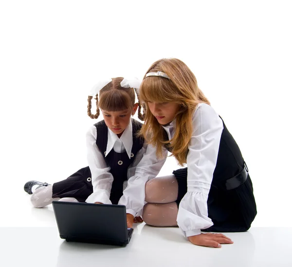 Школьные девочки в униформе с ноутбуком . — стоковое фото