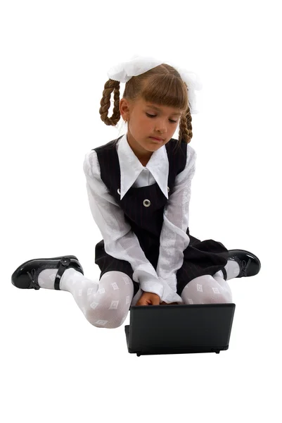 Weinig schoolmeisje met laptop. — Stockfoto