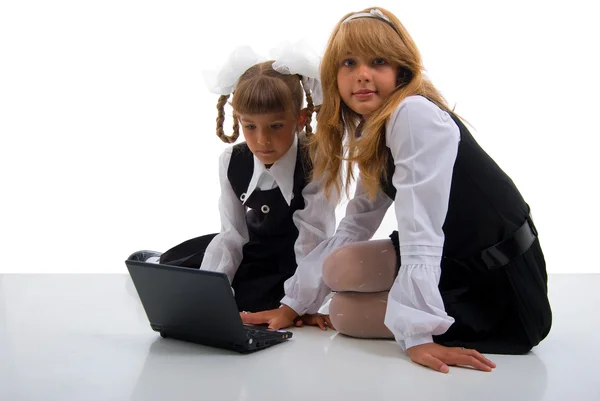 Colegialas en uniforme con el ordenador portátil . —  Fotos de Stock