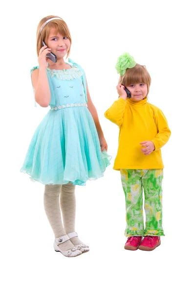 Телефон розмовляє маленькими дівчатами . — стокове фото