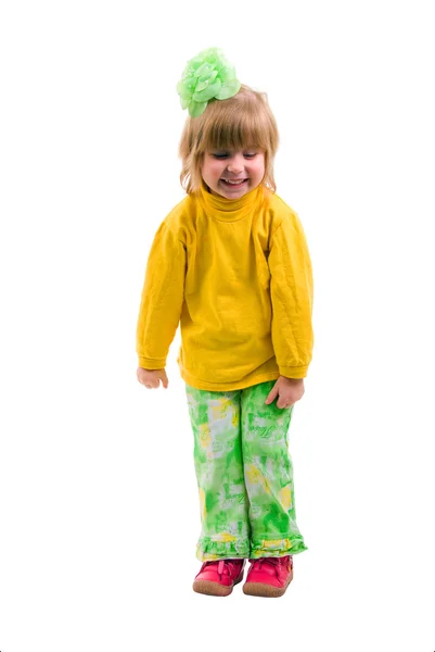 A kislány nevetett푸른 하늘 배경에 노란 단풍 잎. — Stock Fotó