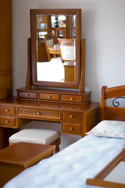 Spegel, säng, möbler i ljust sovrum. — Stockfoto