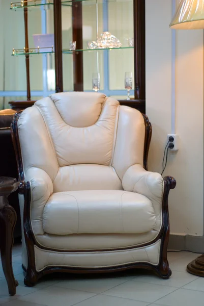 豪華なインテリアで白い革製椅子 — ストック写真