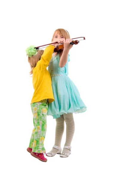 两个小女孩和一个小提琴. — 图库照片