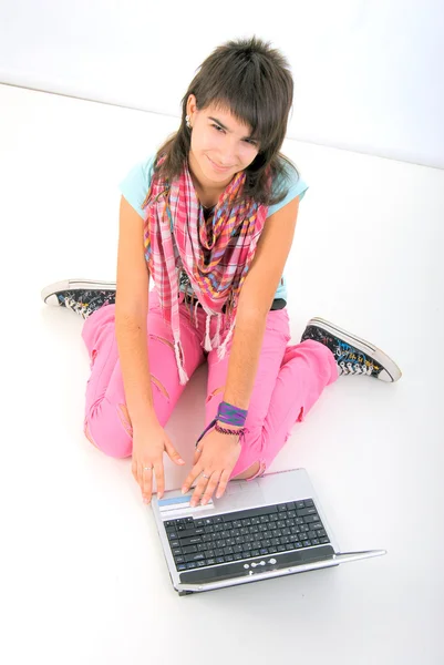 Dizüstü bilgisayar ile modern kız. — Stok fotoğraf