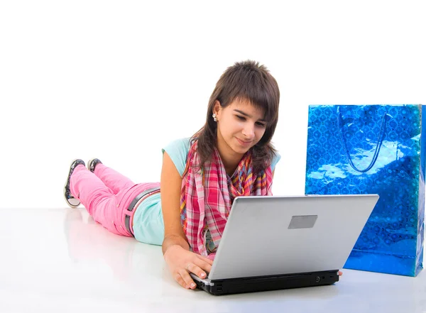 Meisje, laptop- en boodschappentas. — Stockfoto