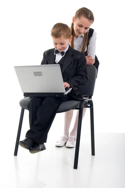 Iskolás, iskoláslány és laptop. — Stock Fotó