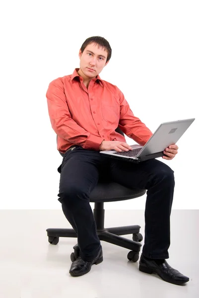 Assis jeune homme avec ordinateur portable . — Photo