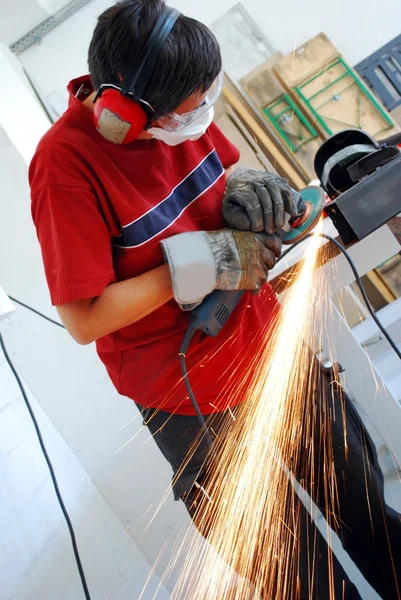 Trabalhador de metal com moedor — Fotografia de Stock