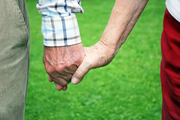Högre par innehav händer — Stockfoto