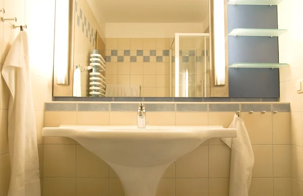 Nowoczesna łazienka umywalka — Zdjęcie stockowe