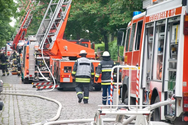 Пожежники з пожежною машиною — стокове фото