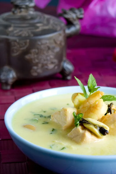 Soupe aux fruits de mer au curry — Photo