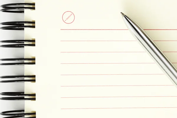 Lenzuolo pulito di notebook con penna in metallo — Foto Stock