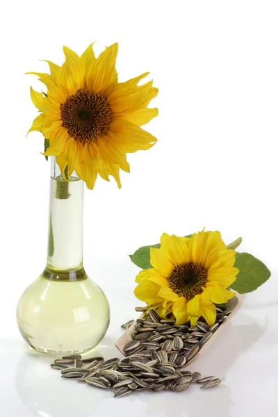 Slunečnicová semena a olej láhev — Stock fotografie