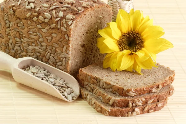 多 grain 面包和向日葵的种子 — 图库照片