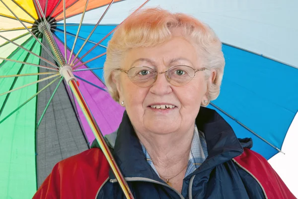 Starsza kobieta z parasolem — Zdjęcie stockowe