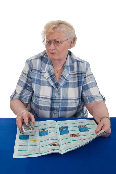 Senior mulher assistindo TV — Fotografia de Stock