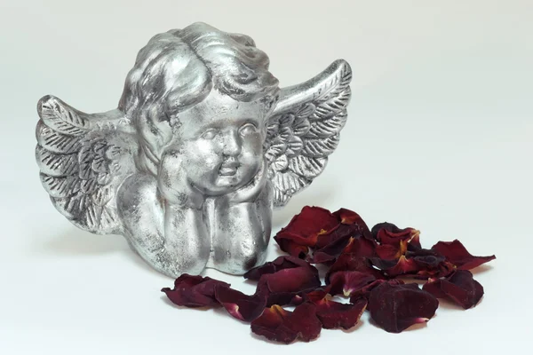 Zilveren engel met rozen — Stockfoto
