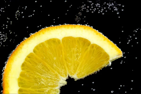 Zitrone in Scheiben schneiden — Stockfoto