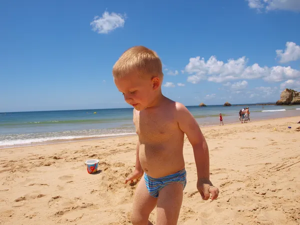 Kind op het strand — Stockfoto