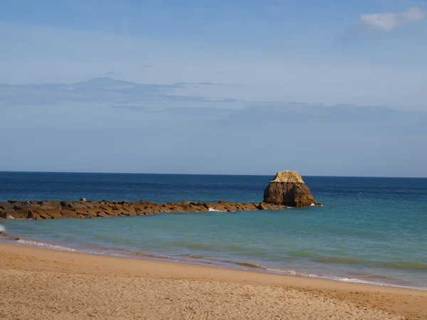 Мост из камней на пляже — стоковое фото
