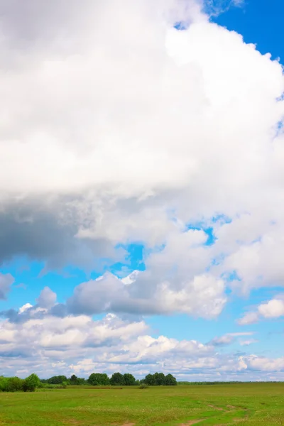 Céu nublado sobre o campo — Fotografia de Stock