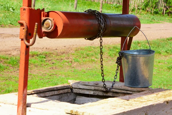 空桶、 链和井滑轮 — 图库照片