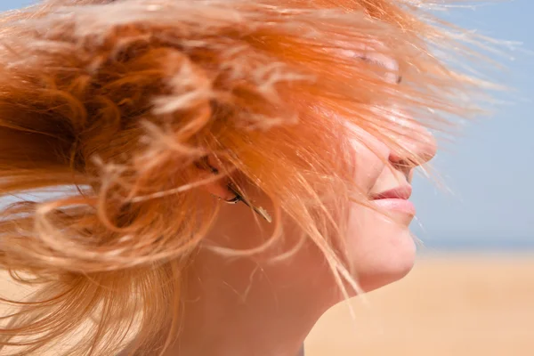 若い女の子が彼女の生姜髪の羽ばたき — ストック写真