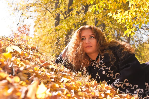 Sonbahar ormandaki güzel kızıl saçlı bir kadın — Stok fotoğraf